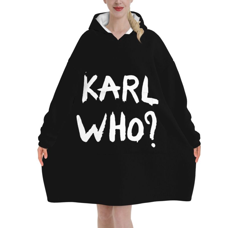 Karl Who Slogan Black Wearable - Sherpa Hoodie Fleece recension och pris
